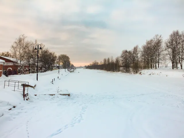 Канал зимой вдоль набережной