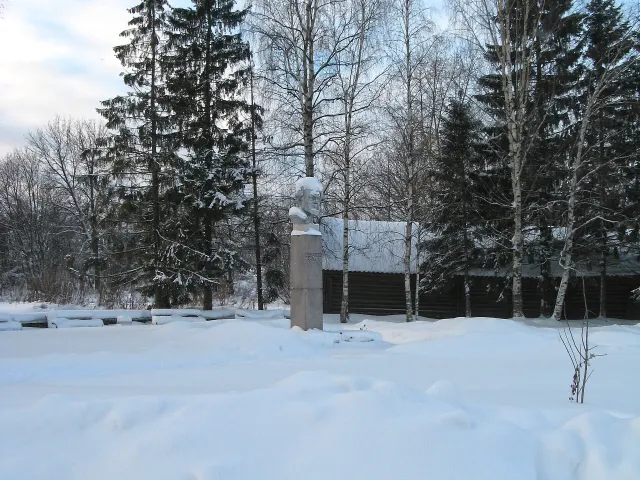 Памятник Сергею Орлову зимой