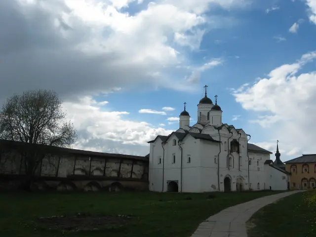 Белокаменный храм и стены внутри монастыря