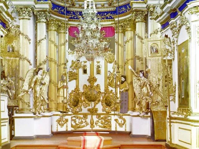 Иконостас в 1909 году: у колонн — фигуры Аарона, Моисея и ангелов, в 1915 году переданные в Череповецкий музей