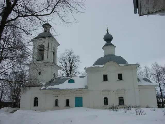 Богоявленская церковь и её колокольня, на которой висит колокол 1545 года